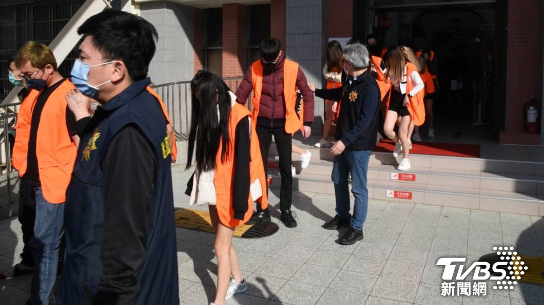 桃園破獲「美女荷官」賭場 長腿辣妹排排站