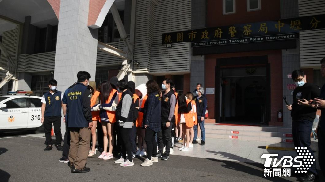 負責人及多達33名工作人員均依《刑法》賭博罪嫌移送桃園地檢署偵辦。(圖/周嘉茹攝)