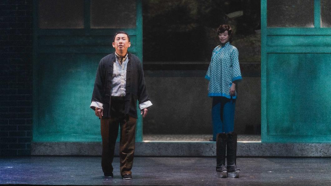 屈中恆（左）接演李國修角色壓力頗大。（圖／寬宏提供）