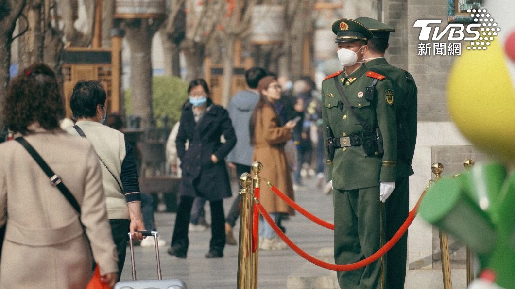 兩會召開期間,各處設有軍警站崗。(圖/TVBS)