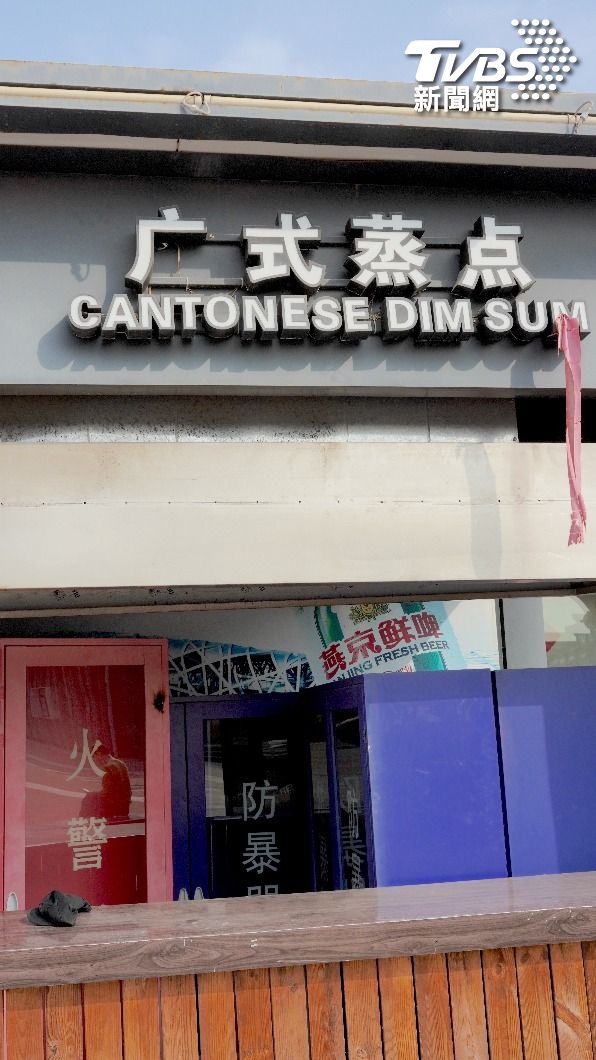前門大街旁的內巷,部分店鋪停業,用作置放防暴和消防器材。(圖/TVBS)