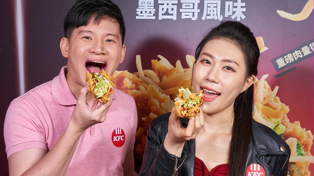 「超級塔可」以100%原塊雞胸肉為基底製成的U型獨特外觀。(圖/肯德基提供)