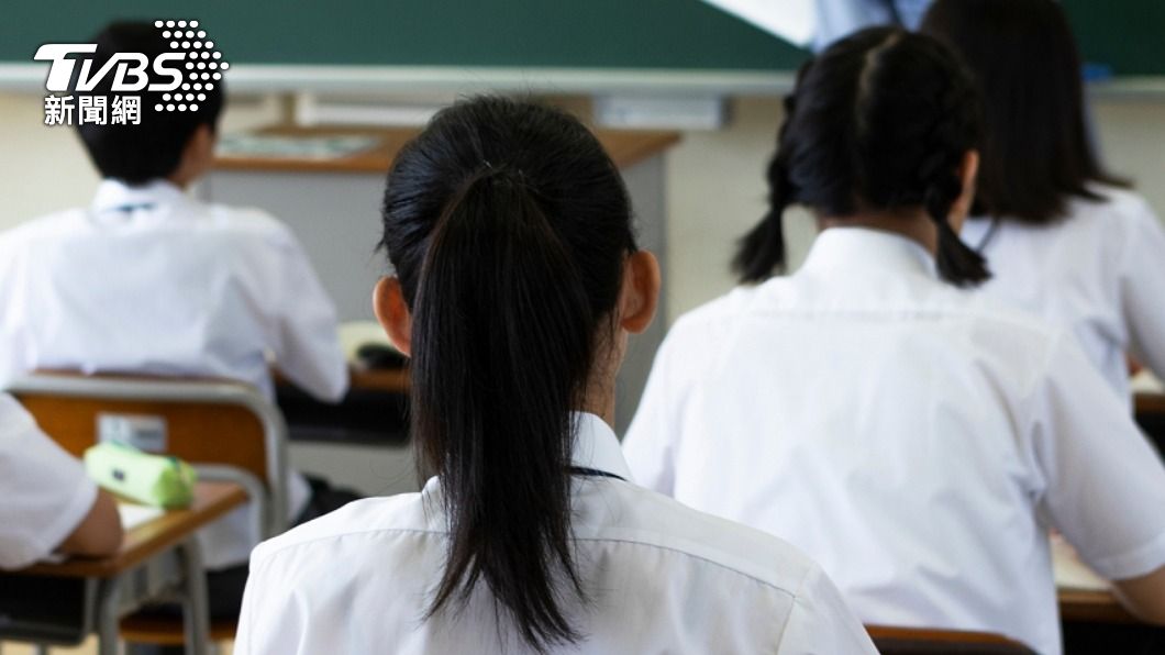 不少網友透露小時候曾模仿過家長簽名。(示意圖/shutterstock 達志影像)