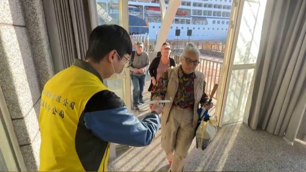 花蓮港務分公司人員在入口處發送口罩,讓來花蓮的旅客搭乘遊覽車使用。(圖/TVBS)