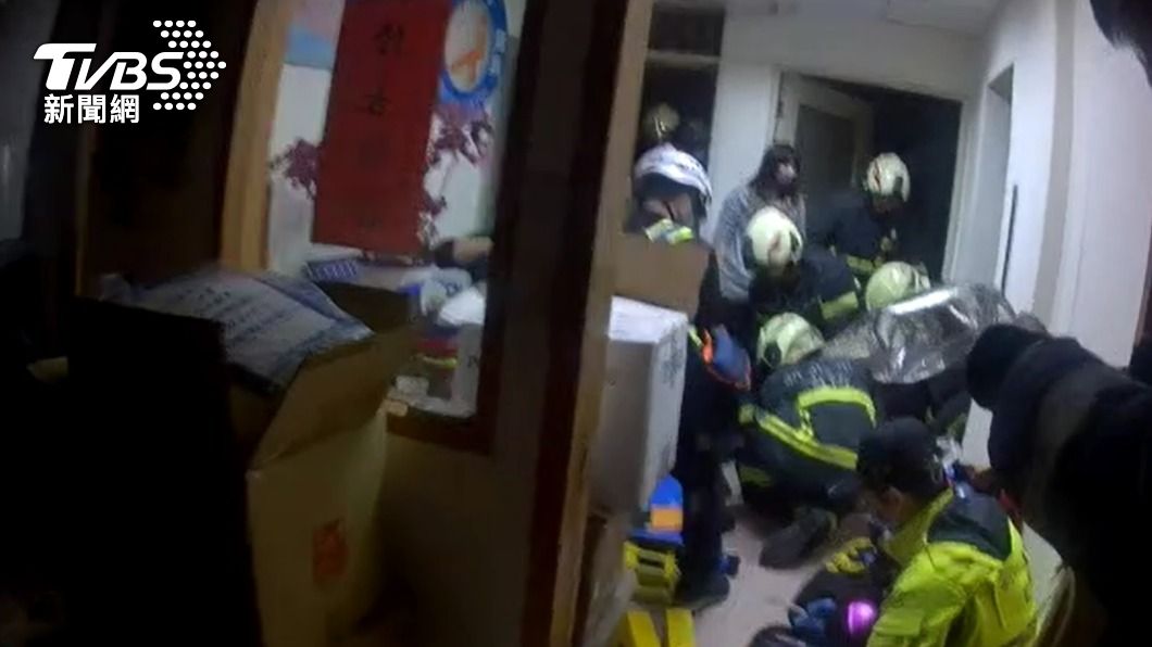 婦人遭電梯夾困,警消到場搶救。(圖/TVBS)