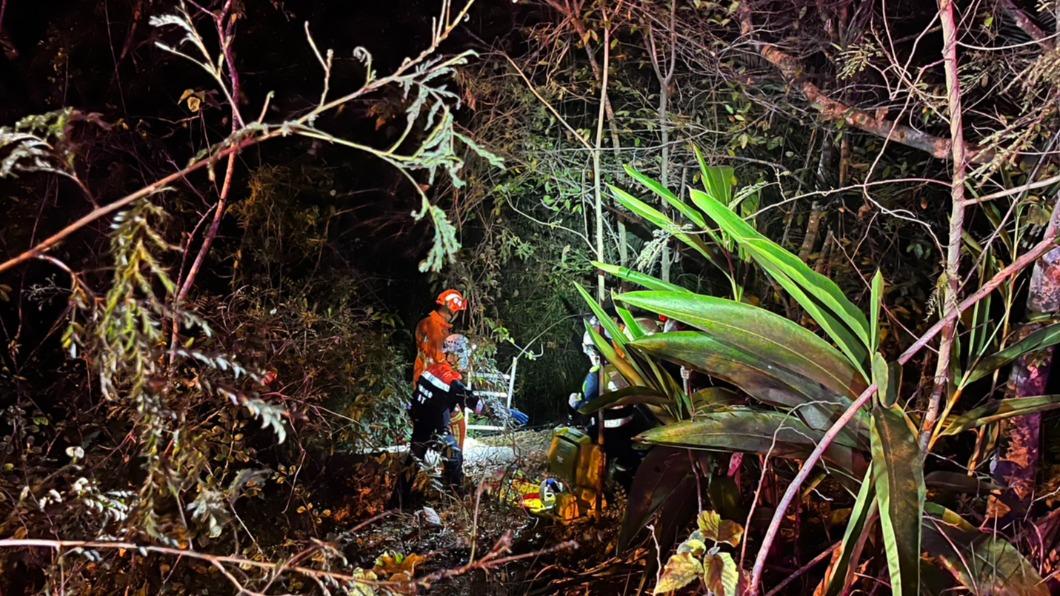 遭小客車猛力撞擊!騎士噴飛掉10米深谷 滿臉血緊急送醫