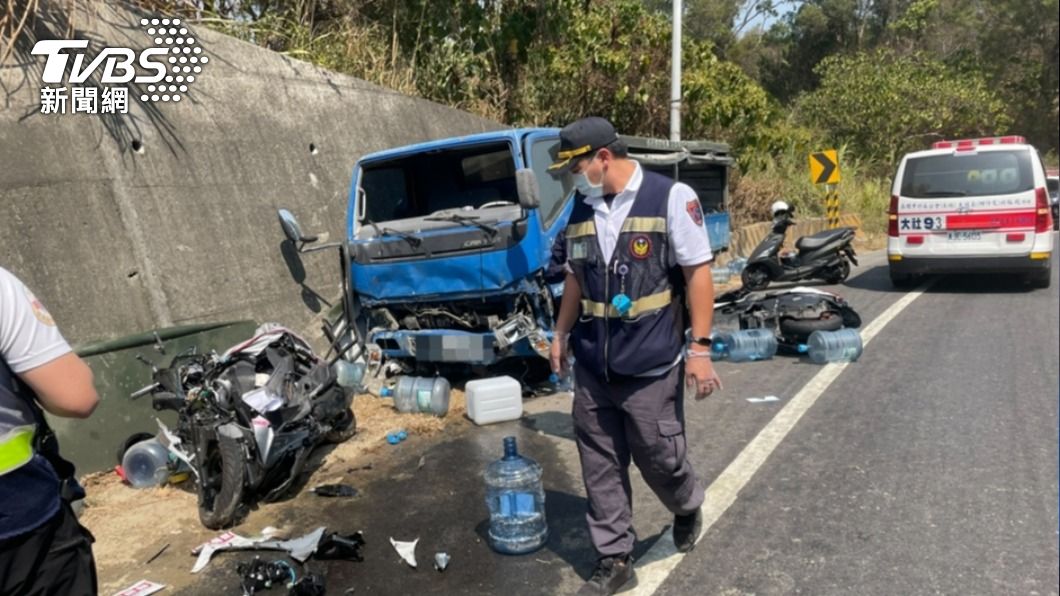 貨車過彎翻對向！義大學生魂斷山路　後方騎士急跳車躲死劫