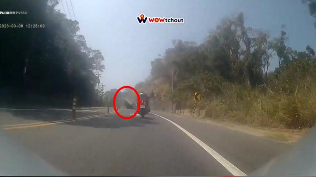 死者被捲入車底。(圖/翻攝自翻攝YouTube頻道「WoWtchout-地圖型行車影像分享平台」)