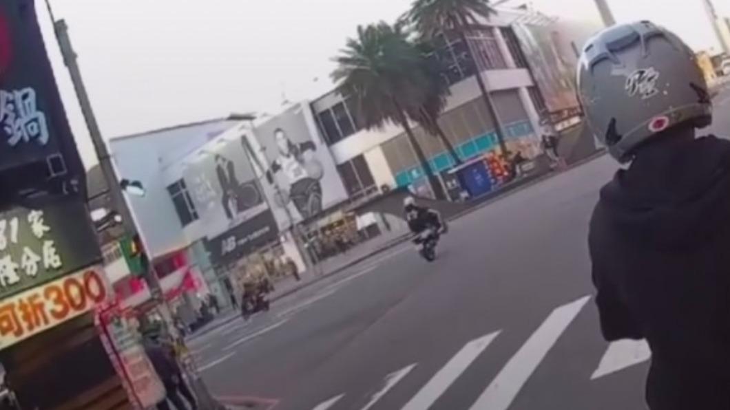 基隆市區逆向「翹孤輪」 騎士下場慘了...