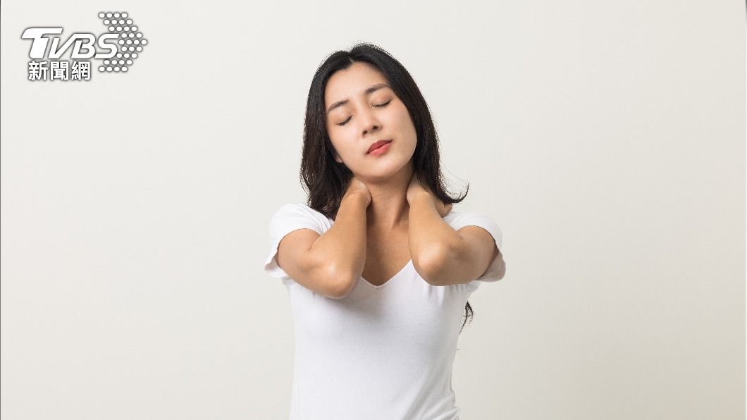 全身莫名痠痛可能是罹患了「纖維肌痛症」。(示意圖,非當事人/shutterstock達志影像)
