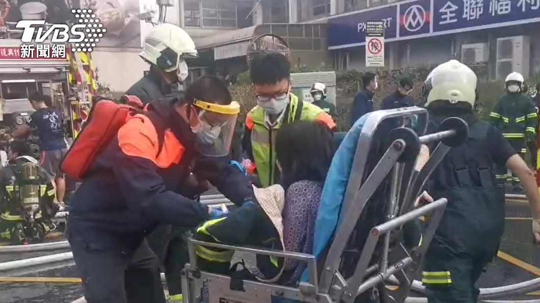 警消人員將女童救出送醫。(圖/TVBS)