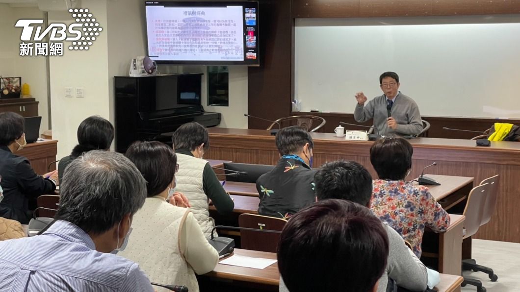 天主教輔仁大學文學院院長陳方中,為訪問團成員介紹天主教歷史。(圖/TVBS)