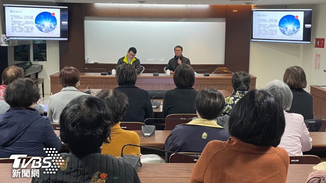 天主教台灣總修院副院長蘇約諾神父講解天主教神職人員的培養。(圖/TVBS)