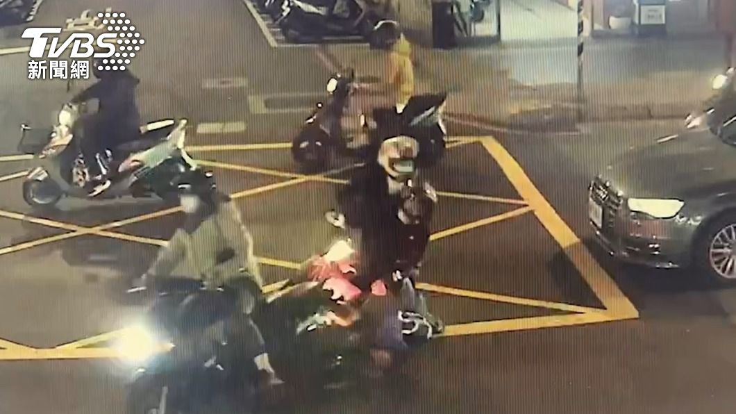 2輛機車在路口發生擦撞。(圖/TVBS)