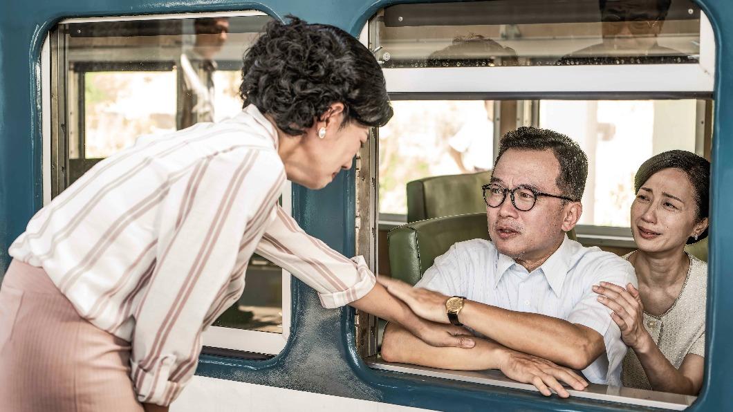 米可白（前）在車站的離別哭戲挑戰不NG，直呼壓力山大。（圖／公視、禾豐製作提供）
