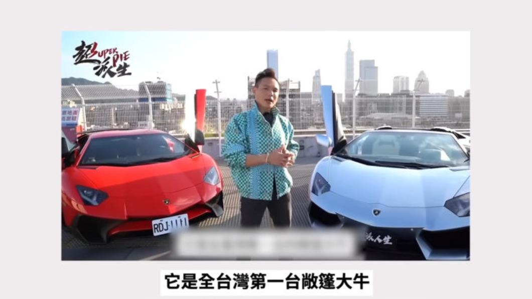 YouTuber超哥拍片介紹敞篷大牛。(圖/翻攝自超派人生YouTube)