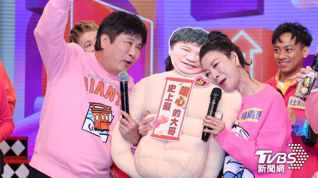 胡瓜送楊繡惠特製抱枕。（圖／黃城碩攝）