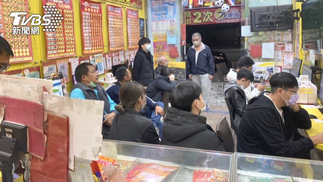 不少民眾聚集在彩券行觀看比賽。（圖／TVBS資料畫面）