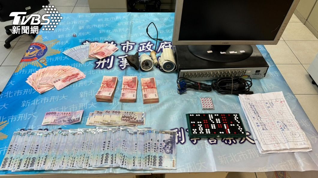 警方查扣賭資、賭具等證物。(圖/TVBS)