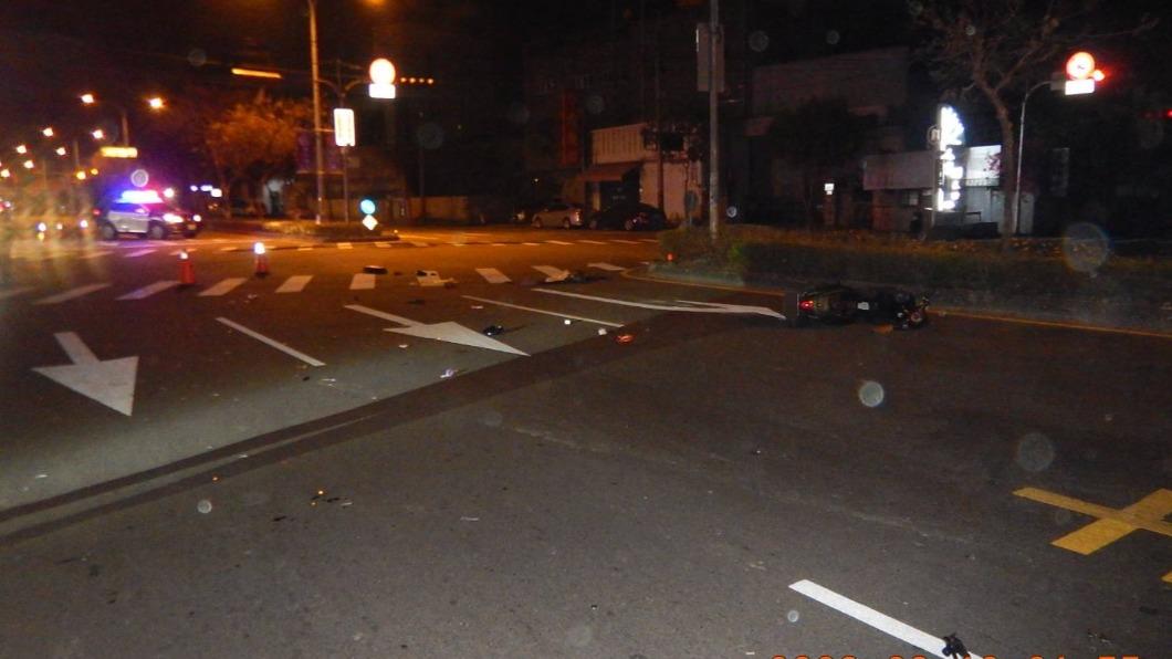 碎片散落一地。（圖／台中霧峰交通分隊提供）