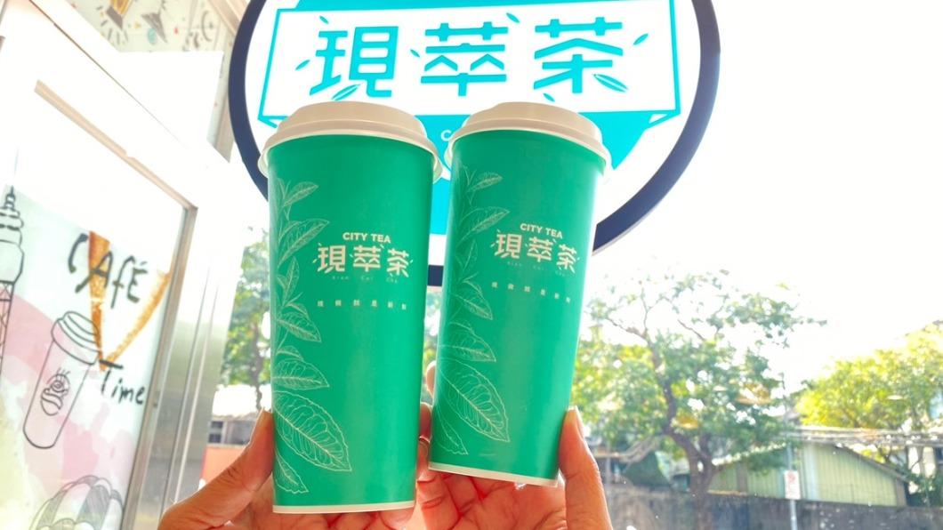 7-11有飲品買一送一、優惠組買5送2等好康。(圖/7-11提供)