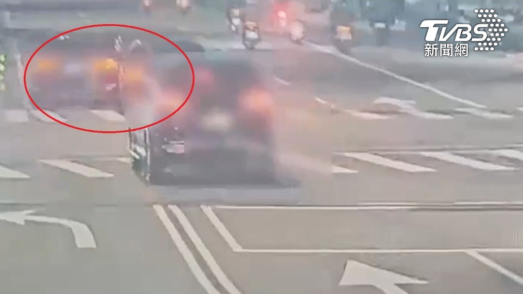 鄧崇儀酒駕不慎與另輛車發生擦撞,過程全被監視器拍下。(圖/TVBS)
