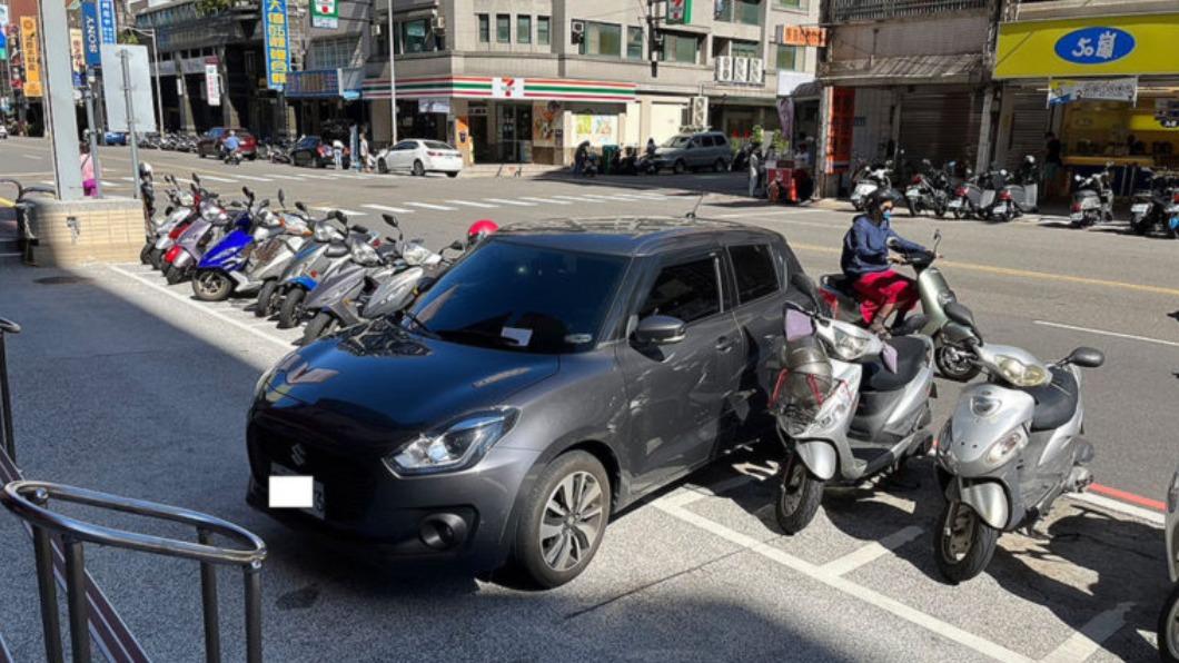 網友直言,在限縮檢舉之後,違停車的數量貌似變多。(圖/翻攝自PTT)