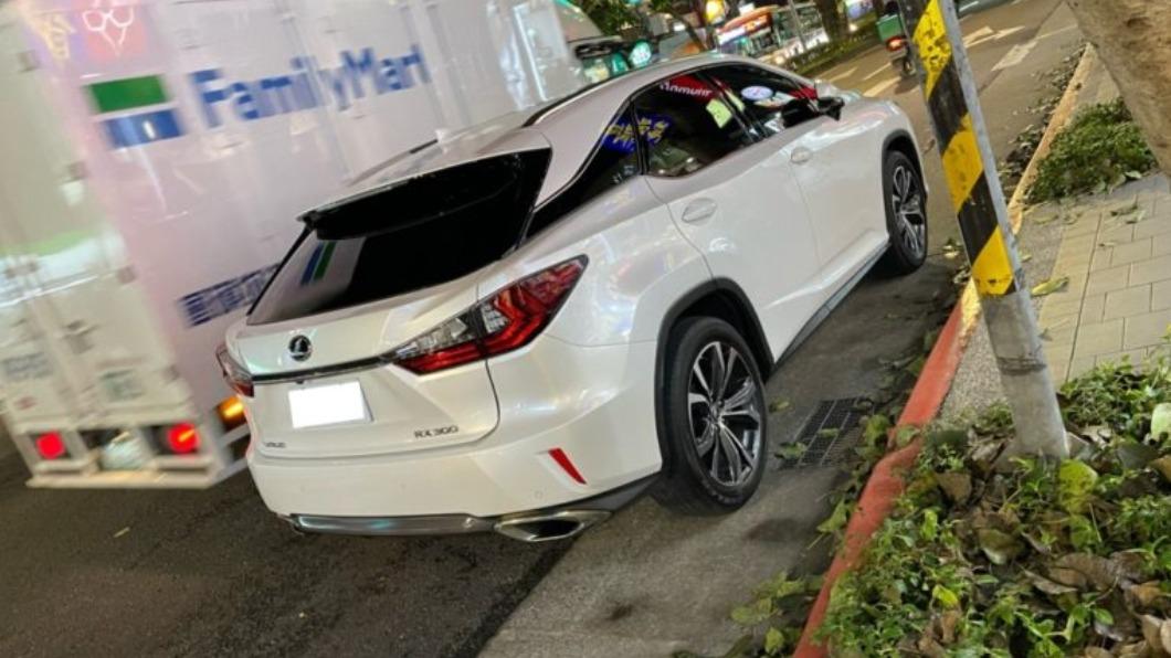 人在車上就無敵?駕駛違停出奇百招 網轟「某議員」踹共