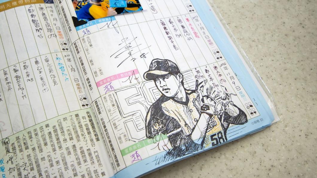 林冠志在聯絡簿上手繪球員,掀起一陣討論。(圖/Home Run Taiwan授權提供)