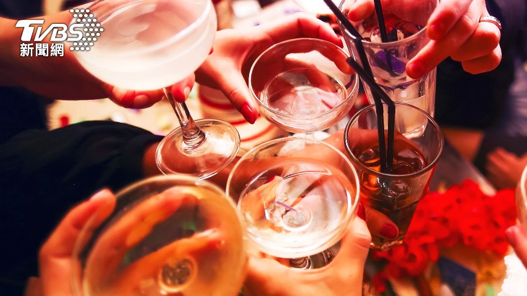 受害女子懷疑請喝酒是老闆的慣用伎倆。(示意圖/Shutterstock達志影像)