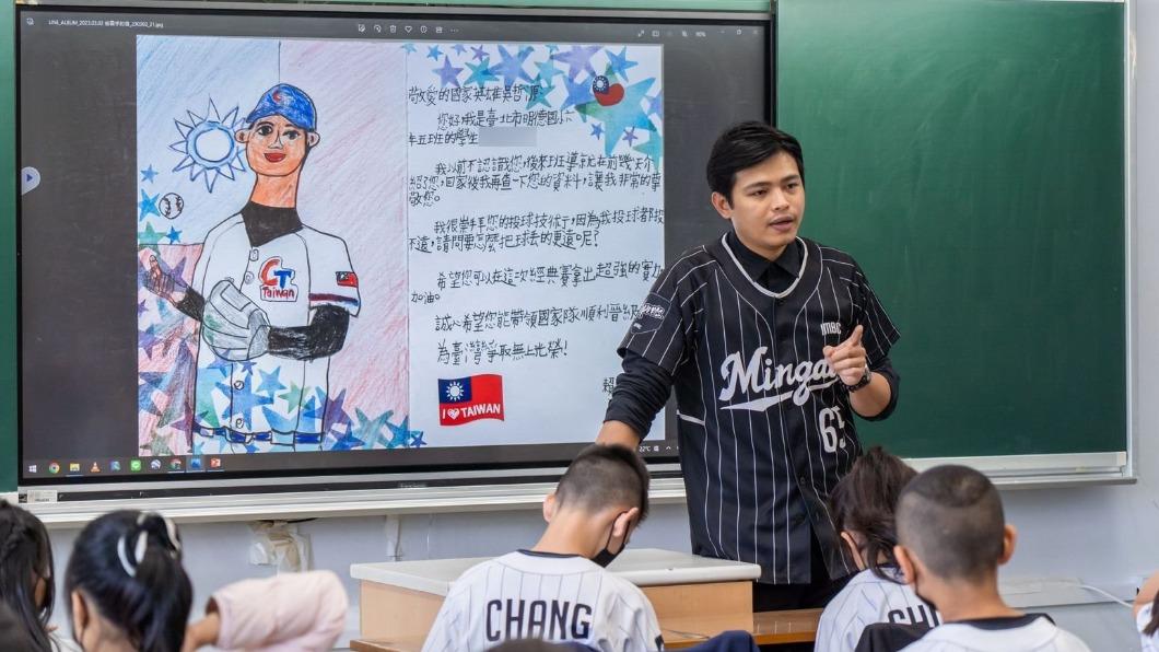 林冠志帶領班上同學一起寫卡片。(圖/Home Run Taiwan授權提供)