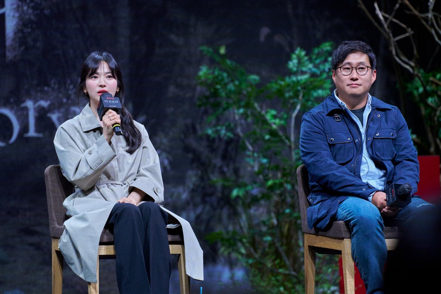 安吉鎬(右)為《黑暗榮耀》導演。(圖/Netflix提供)