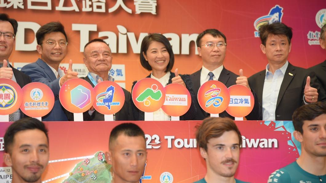國際自由車環台公路賽賽程經過南投縣,南投縣長許淑華親赴國際自由車環台公路賽記者會,推銷南投觀光。(圖/南投縣政府提供)