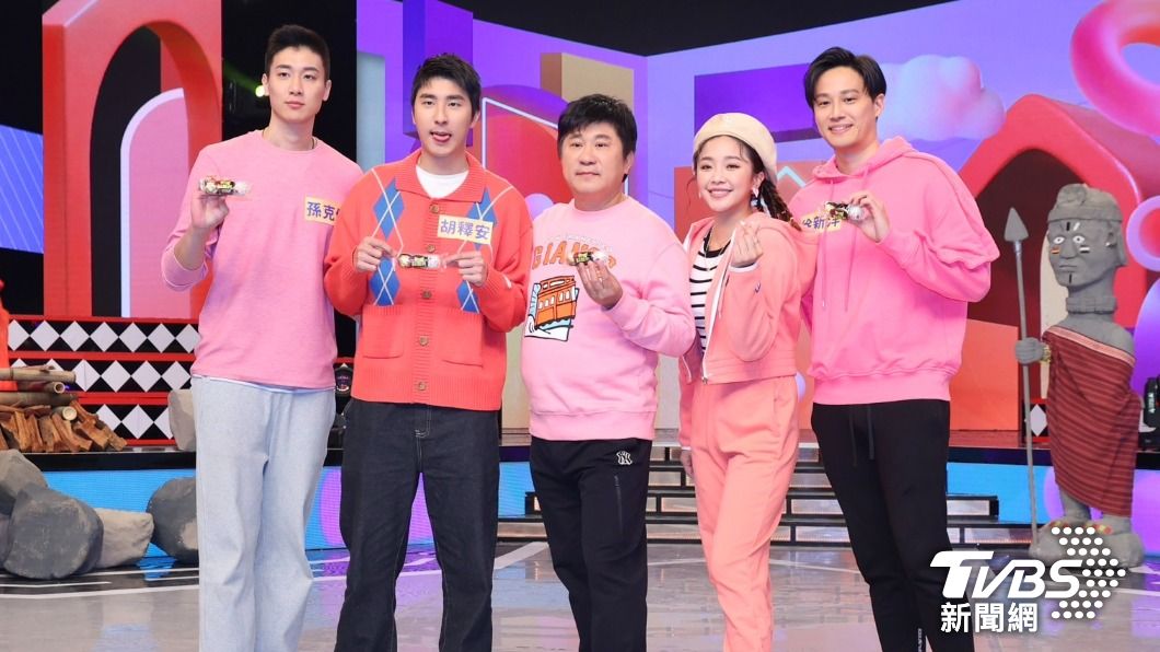 (圖左起)孫克傑、胡釋安、胡瓜、賴慧如和徐新洋日前進棚錄影。(圖/黃城碩攝)