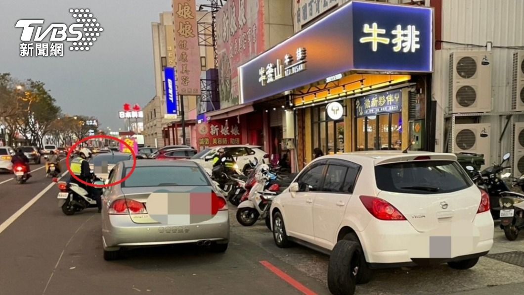 吳男棄車逃逸。(圖/TVBS)