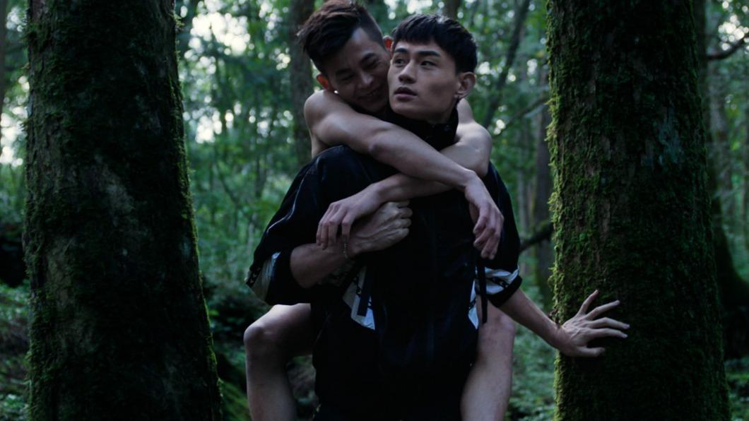 雲翔作品向來致力刻畫男男同志情慾,影像風格強烈。(圖/藝行者有限公司提供)
