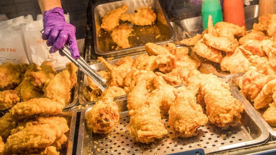 金黃酥香的炸雞腿，在櫥窗裡看起來相當誘人。（圖／大手牽小手玩樂趣提供）
