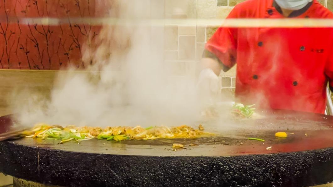 食材及醬料加完就可拿給師傅幫你炒,師傅邊炒香味全都飄出來。(圖/小佳的幻想世界提供)