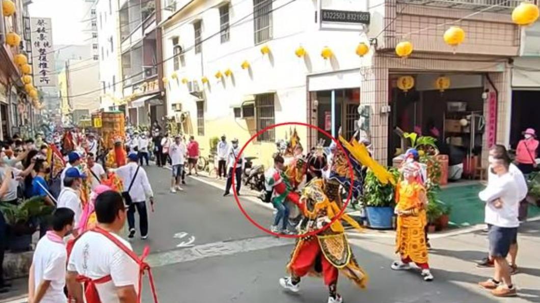 宮廟人員將神將架走。（圖／翻攝自爆料公社二館）