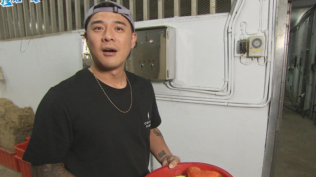 竇智孔把握機會體驗與台灣黑熊互動。（圖／八大提供）