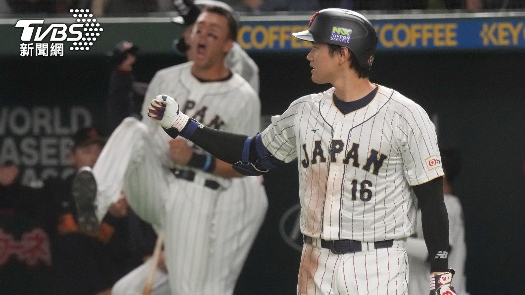 大谷看見「麻吉」近藤健介開轟後,也成功打出2壘安打。(圖/達志影像美聯社)