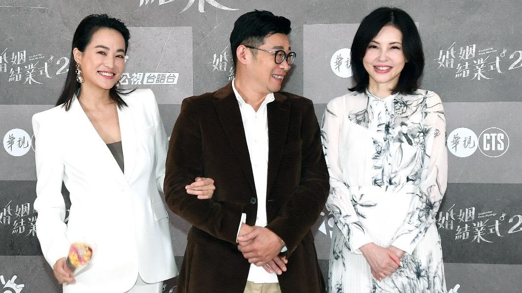 何如芸(右一)人生如戲,跟角色一樣有歸還婚戒的經歷。(圖/華視提供)