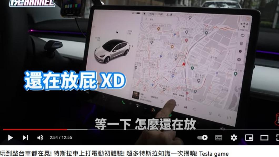 柯男展示車內用來惡作劇的「放屁聲」,引起一陣大笑。(圖/翻攝自魔術Channel-Davio Youtube)
