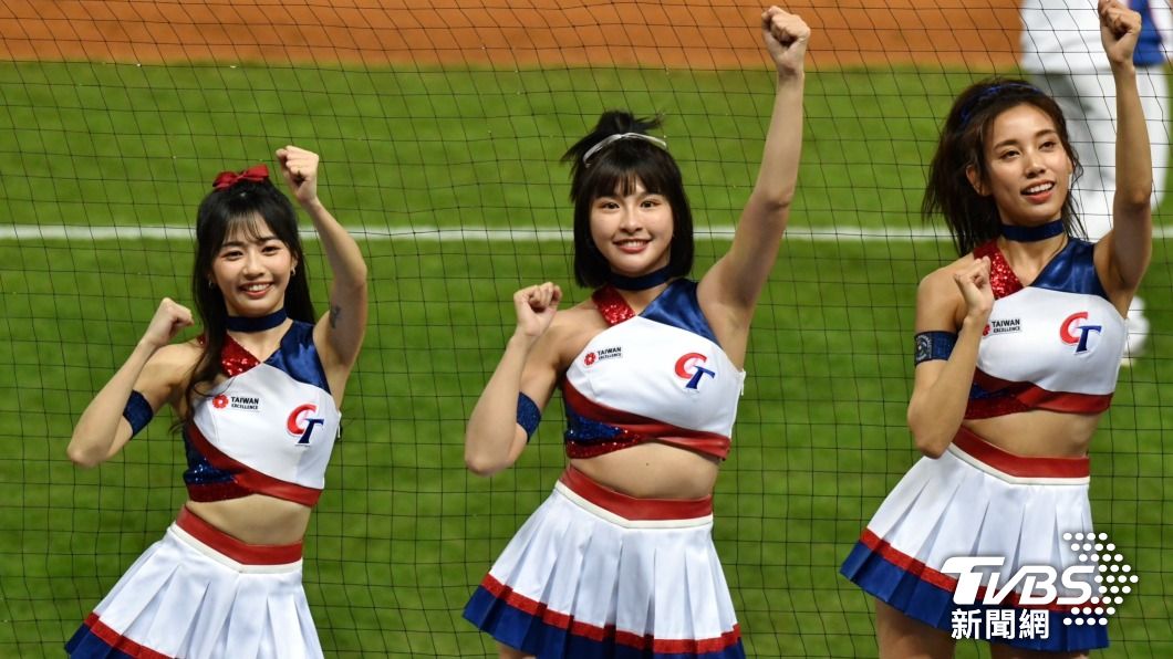 「經典女孩」場邊賣力應援。(圖/胡瑞麒攝)