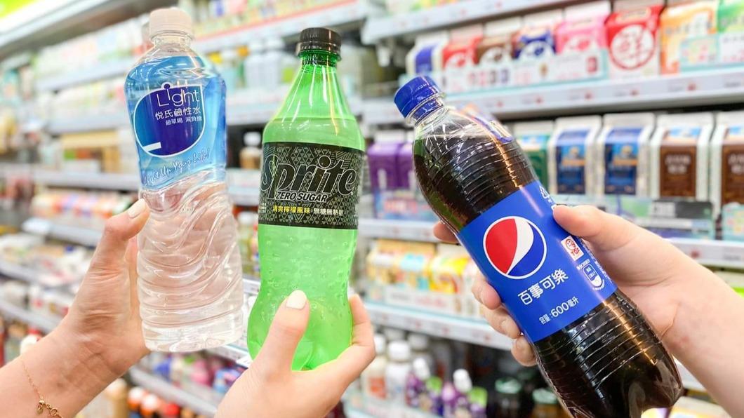 萊爾富推出汽水、鹼性水買1送1。(圖/業者提供)