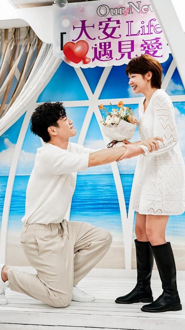 曾智希(右)相當難忘當天陳志強下跪求婚,讓她瞬間淚崩。(圖/翻攝自曾智希臉書)