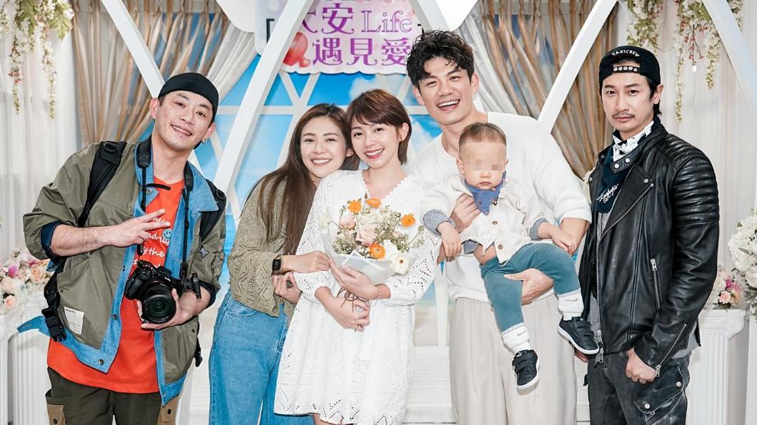 曾智希(左三)和陳志強登記結婚當天,Darren(右起)、林萱瑜及Junior都到場見證。(圖/翻攝自曾智希臉書)
