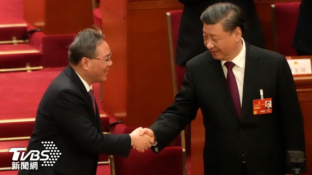 習近平（右）和新任總理李強握手致意。（圖／達志影像美聯社）