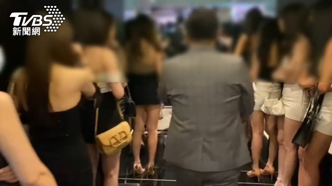 警方前往轄內治安熱點盤查臨檢。(圖/TVBS)
