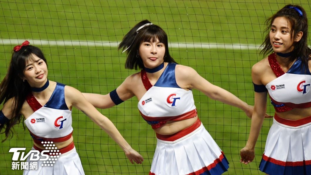 啦啦隊服顏色由經典的紅、藍、白三色組成。（圖／胡瑞麒攝）